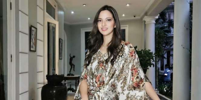Gaya Anggun Nia Ramadhani Tampil Bak Putri Bangsawan