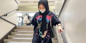 Inspirasi OOTD Hijab Serba Hitam ala Selebgram Hanum Sajidah