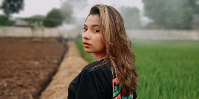 Mira Copet Cantik Preman Pensiun Takut Ditusuk dari Belakang