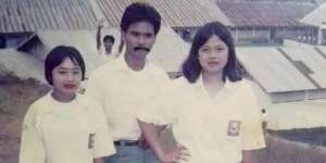 Foto Jadul Anak SMA Tahun 1986 Bikin Kaget, Ini Guru Cosplay Jadi Murid
