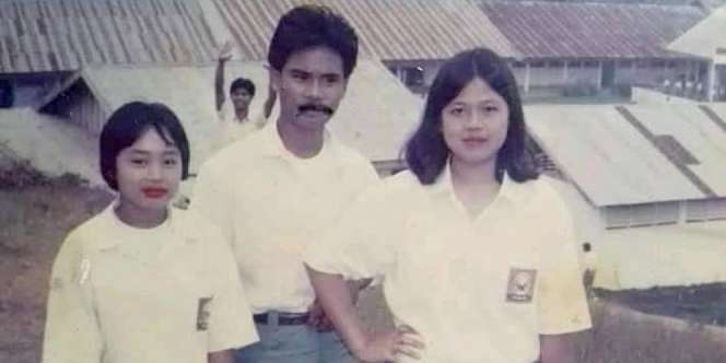 Foto Jadul Anak SMA Tahun 1986 Bikin Kaget, Ini Guru Cosplay Jadi Murid