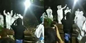 Viral Orang-Orang Pakai APD Jingkrak-Jingkrak di Makam Korban Covid-19