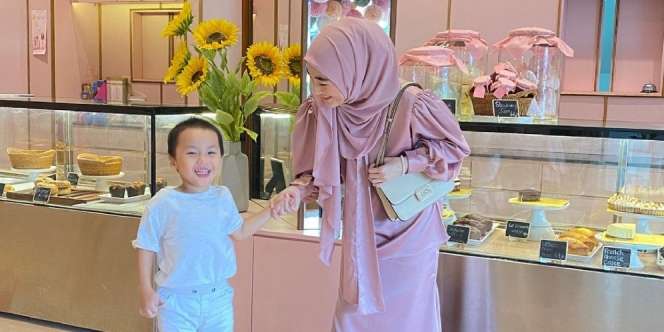 Wajah Putra Larissa Chou Menahan Tangis Disebut Mirip Mendiang Arifin Ilham