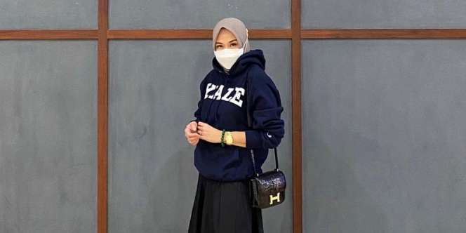 Ide Padu Padan Hoodie dan Hijab ala Selebgram Dian Safitri