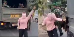 Demi Konten Cewek Berjilbab Joget Gak Jelas Depan Bapak TNI, Tuai Hujat Warganet