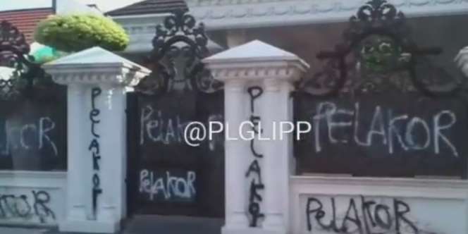 Video Viral Tembok, Pagar, Sampai Teras Rumah Mewah Penuh Coretan Pelakor