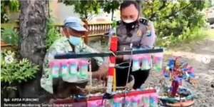 Sujud Syukur Kakek Penjual Mainan Pas Dagangan Diborong Polisi, Dikasih Rp5 Juta