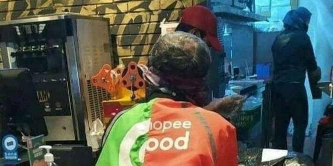 Foto Viral Seragam Sopir Ojol Jika Nyambi di Dua Aplikasi
