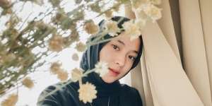 Nissa Sabyan Tampil dengan Kacamata, Warganet: Cantik, Tapi Sayang...