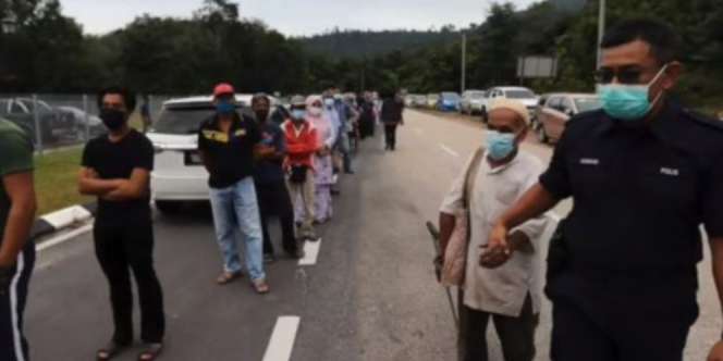 Kakek Tunanetra Jalan Kaki 35 Km Demi Terima Vaksin, Masya Allah