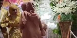 Gadis Pingsan Saat Hadiri Pernikahan Mantan, Warganet: Malu-maluin Diri Sendiri