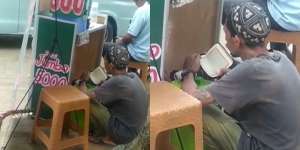 Pria Bertato Diam-Diam Baca Alquran, Warganet Merasa Tertampar