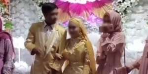 Viral Wanita Foto Bareng Mempelai di Pelaminan, Terus Nangis Sampai Pingsan