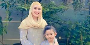 Gaya Ayu Ting Ting Pakai Alas Kaki Rp10 Juta Berfoto dengan Hewan Kurban