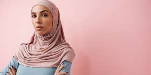 Tips Pakai Kaus Polos untuk Hijaber Tampil Stylish