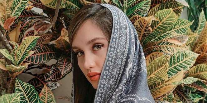 Cinta Laura Tampil Bold dengan Hijab Merah, Cantik Banget!