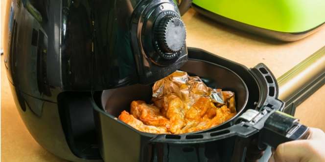 Lakukan Pembersihan Rutin, Demi Air Fryer Tahan Lama