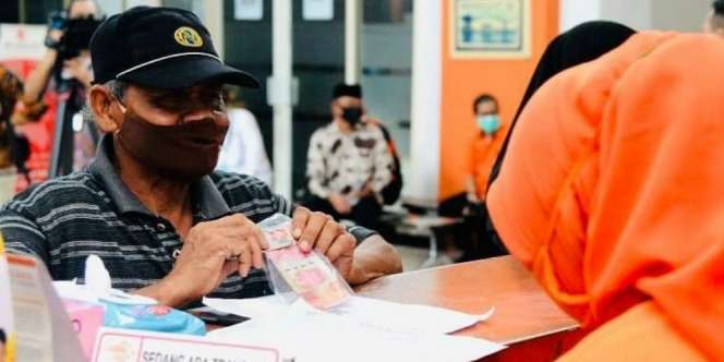Daftar Bansos PPKM Level 4, Selain Subsidi Gaji Ada Bantuan Buat Sejuta PKL
