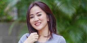 Kenakan Dress Super Ketat Motif Loreng, Tante Ernie: Cocok gak Jadi Tentara?