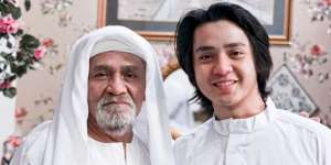 Foto-Foto Dekatnya Arbani Yasiz dan Ayah yang Jadi Kenangan