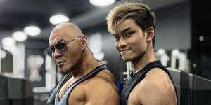 Sama-sama Kekar, Momen Adu Otot Deddy Corbuzier dan Azka