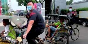 Isengnya 'Sultan Banten' Sulit Dipercaya, Naik Becak ke Bank Dia yang Gowes