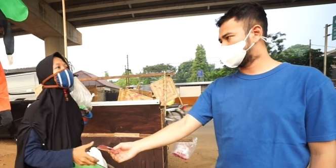 Aksi Artis Berbagi Meluas, Kini Raffi Ahmad Bagi-Bagi Duit ke PKL