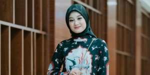 4 Gaya Dinda Hauw dengan Balutan Outfit Hitam, Simple tapi Modis