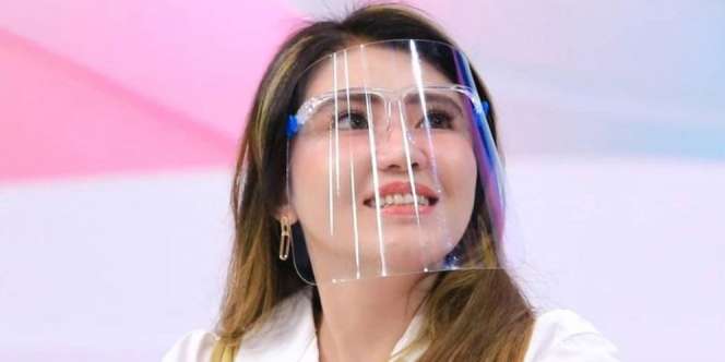 Gaya Via Vallen Pakai Sandal Jutaan Rupiah Saat Vaksin Covid-19
