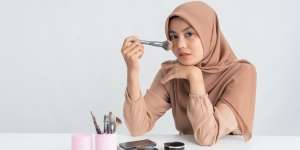 Cuma Butuh 2 Produk Makeup Saja untuk Wujudkan Cantik Natural, Penasaran?