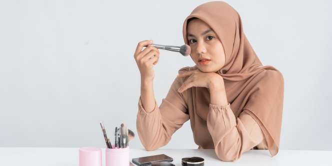 Cuma Butuh 2 Produk Makeup Saja untuk Wujudkan Cantik Natural, Penasaran?