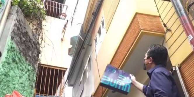Erick Thohir Datangi Staf yang Isoman, Mirip Scene 'Rome Juliet'