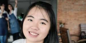 Jadi Tempat Curhatan Netizen, Wanita ini Mampu Menghasilkan Uang