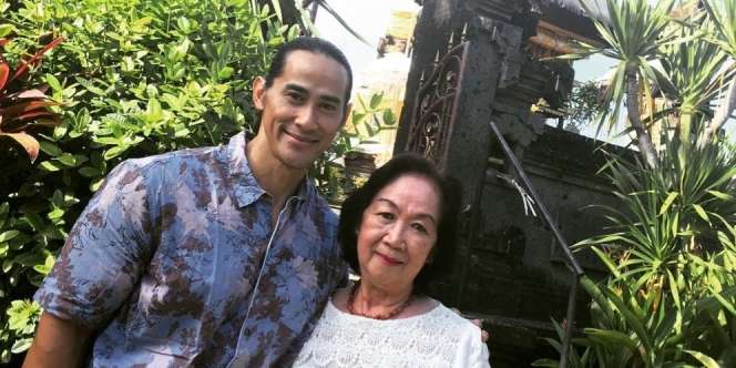 Ade Rai Berduka, Ibunya Meninggal Dunia