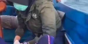 Video Sigapnya Bidan Dampingi Persalinan di Atas Perahu, Salut!