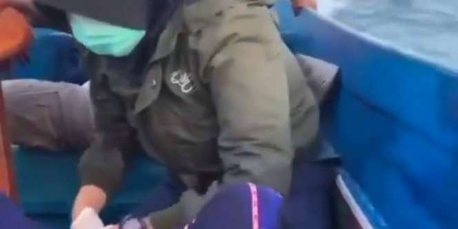 Video Sigapnya Bidan Dampingi Persalinan di Atas Perahu, Salut!