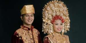5 Momen Pernikahan Mumuk Gomez dan Eno Retra