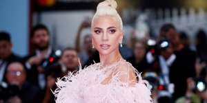 Penampilan Lady Gaga Pakai Sepatu Heels Super Tinggi, Modelnya Bikin Kaki Ngilu
