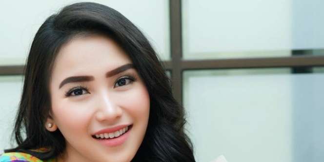 Penampakan Sneakers Rp30 Juta Ayu Ting Ting