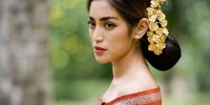 6 Pesona Jessica Iskandar Pakai Kebaya Bali, Makin Anggun!