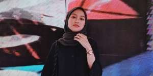 Cara Gita Savitri Devi Bentuk Hijab Pashmina yang Jadi Andalan