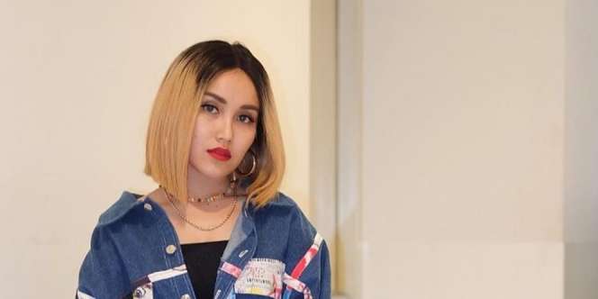 Gaya Ayu Ting Ting Pakai OOTD Oranye, Totalnya Rp18,2 Juta!