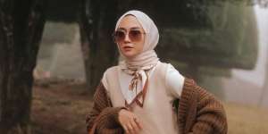 Mudah Disontek, Intip Padu-padan Dress Putih dengan Hijab ala Nisa Cookie