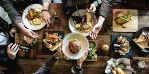 Vaksinasi Covid-19 Jadi Syarat Makan di Restoran Ini