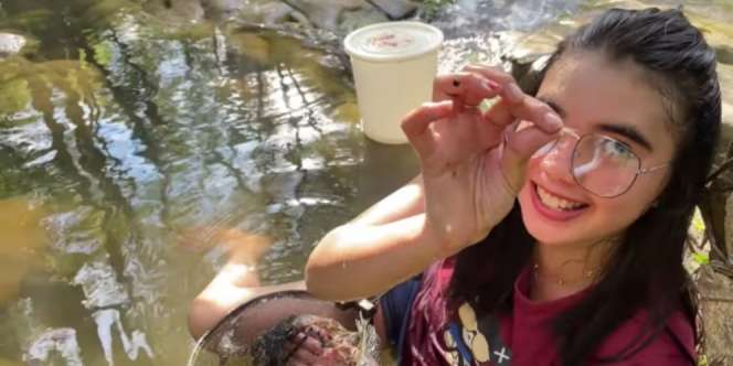 Pesona Gadis Dayak Cantik Asyik Cari Udang di Pedalaman