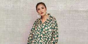 Pakai Baju Renang Backless, Penampilan Nindy Ayunda Banjir Pujian