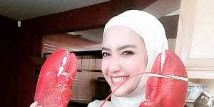 5 Potret Tia Ivanka Mantap Berhijrah dan Awet Muda