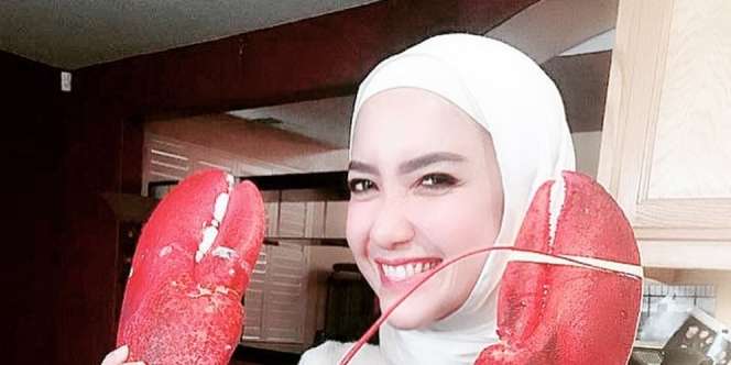 5 Potret Tia Ivanka Mantap Berhijrah dan Awet Muda