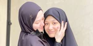 Momen Haru Lyra Virna Lepas Anak ke Pesantren