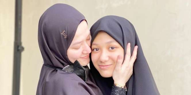 Momen Haru Lyra Virna Lepas Anak ke Pesantren